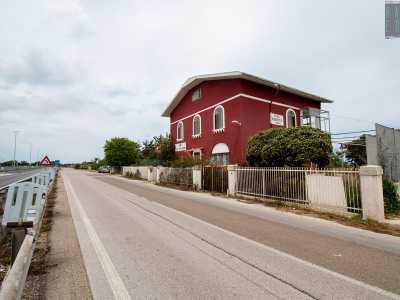 La prima casa cantoniera ancora esistente in citt� si trova sulla complanare della statale 16, poco prima di entrare a Torre a Mare venendo da Mola